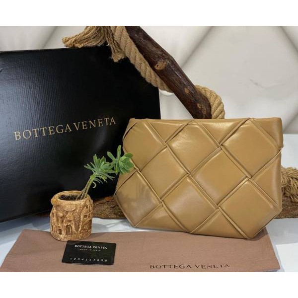 Bottega Veneta maxi pouch  2