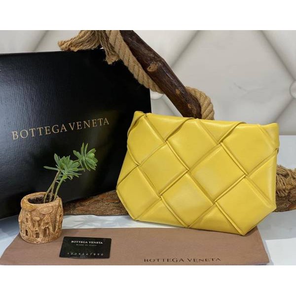 Bottega Veneta maxi pouch  3