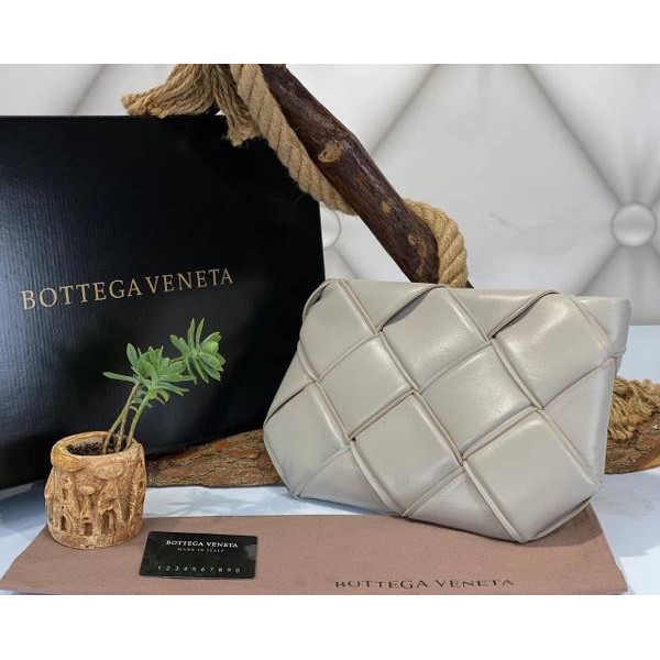 Bottega Veneta maxi pouch  7