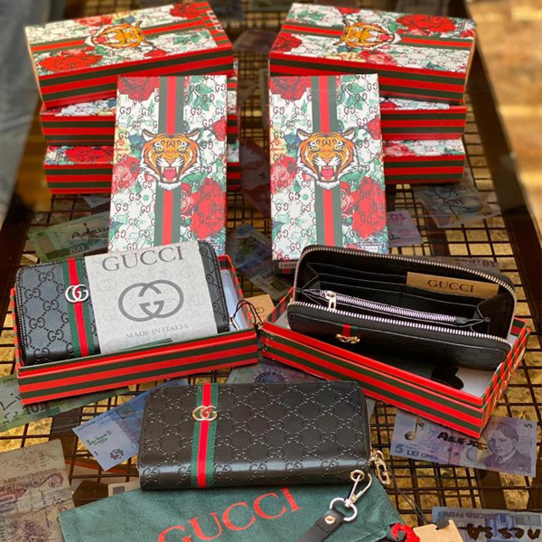 Gucci discount B wallet blc