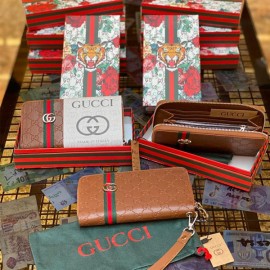 Gucci discount B wallet brw