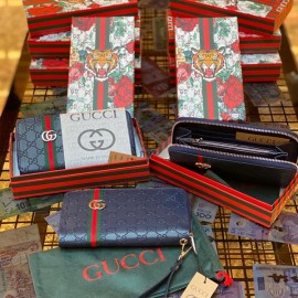 Gucci discount B wallet nvy