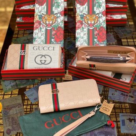 Gucci discount B wallet taan