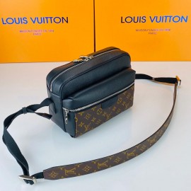 Louis Vuitton Outdoor Messenger Canvas Brw Logo