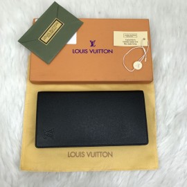 Louis Vuitton Brazza Taiga