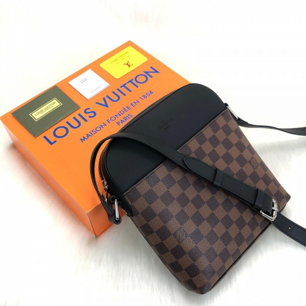 Louis Vuitton Districy Pochette Damier