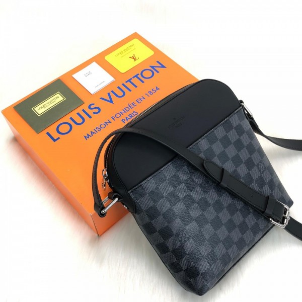 Louis Vuitton Districy Pochette Damier Graphite